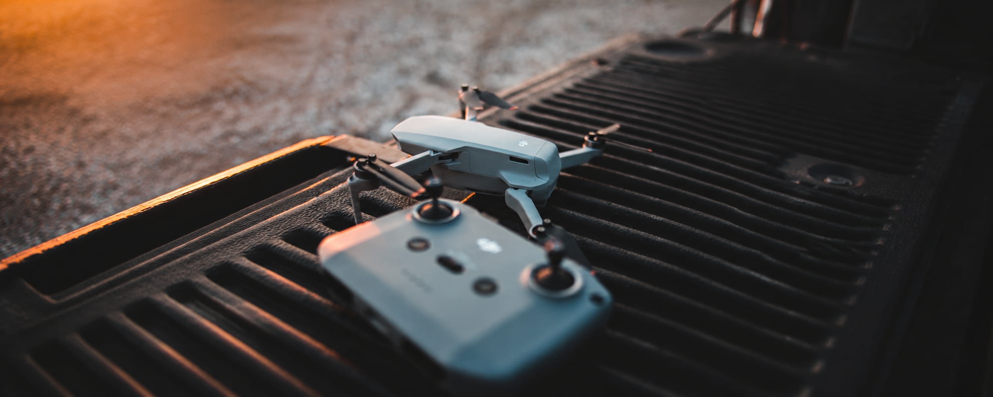 Drone DJI y control remoto sobre camioneta al atardecer en Argentina